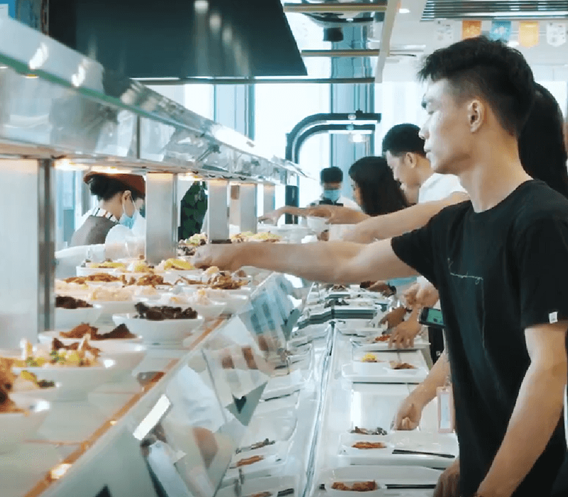 小碗菜自选餐线就餐场景